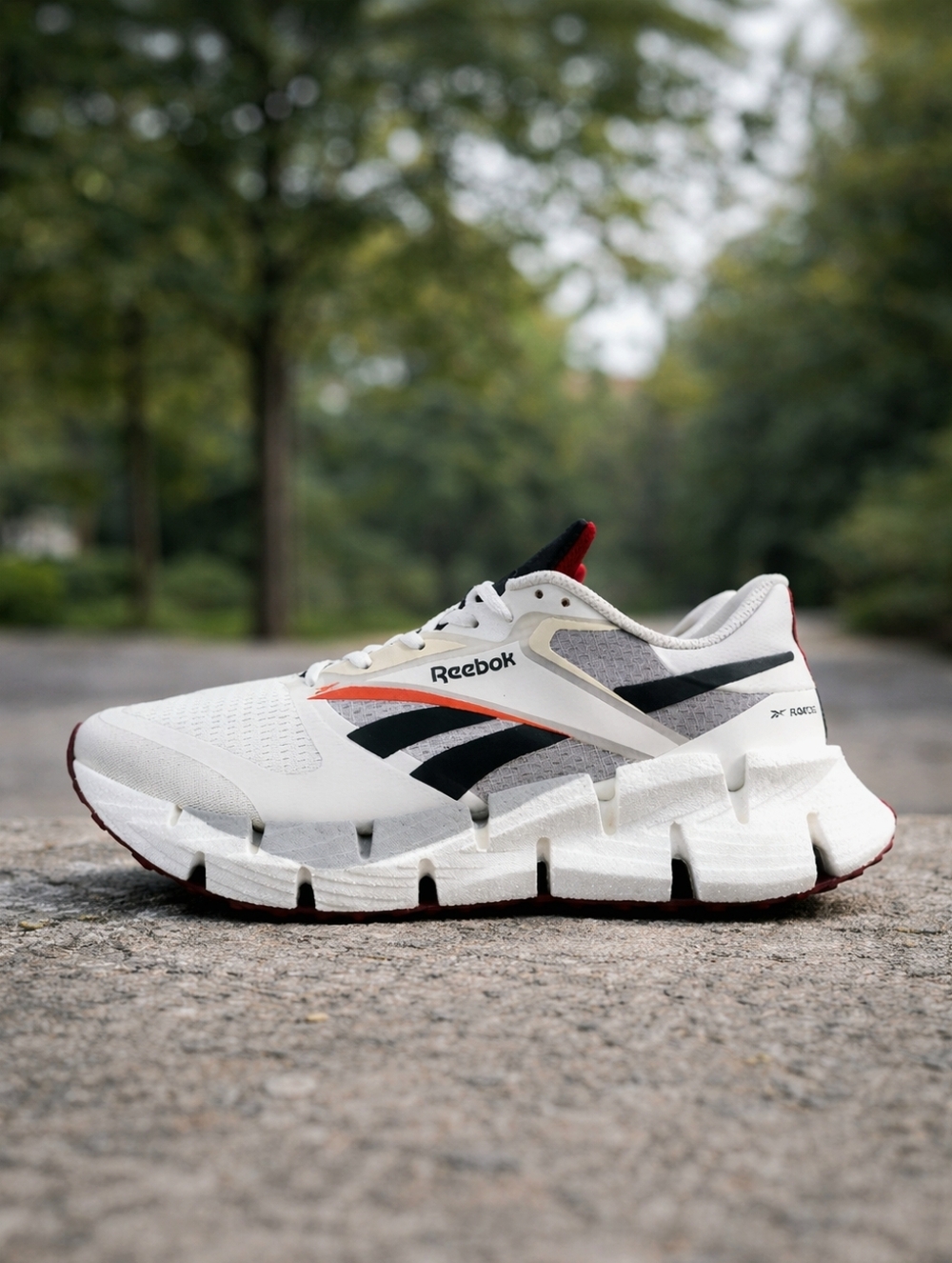 Reebok FloatZig 1 Running Sneakers Mens 10.5 White Black Neon Like New